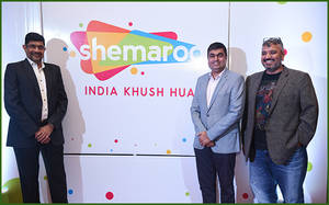 三位男士在Shemaroo India Khush Hua活動中，背後有色彩繽紛的品牌標誌，正在擺姿勢。 — 寶萊塢 壁紙