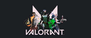 三位Valorant遊戲角色身穿戰鬥裝備，在黑暗背景下手持發光武器。 — 電玩遊戲 GIF 壁紙