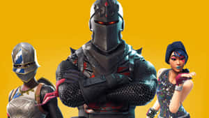三個《Fortnite》遊戲角色身穿盔甲和色彩繽紛的服裝，在黃色背景前擺姿勢。 — 要塞英雄 大逃殺 壁紙