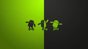 三個Android機器人圖示在綠色和黑色分割的背景上玩滑板。 — 滑板 GIF 壁紙