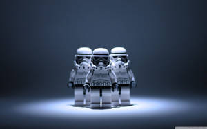 三個LEGO風暴兵在深色背景上被聚光燈照亮。 — 樂高旋風忍者 壁紙