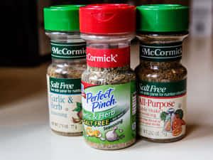 三個McCormick無鹽調味料瓶放在廚房檯面上。 — 烹飪 壁紙
