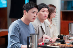 三個人坐在有烤肉和飲料的桌子旁，表情驚訝。 — 슬기로운 의사생활 壁紙