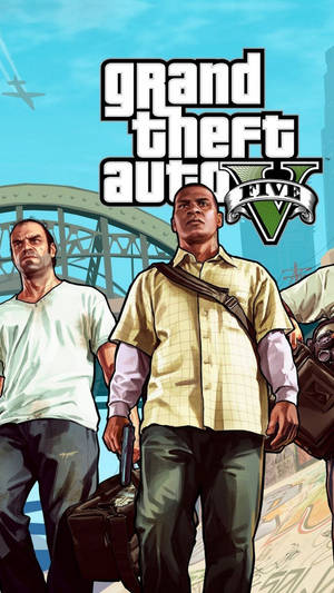 《Grand Theft Auto V》遊戲封面，展示三個主要角色在城市環境中。 — 酷炫遊戲 壁紙