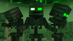 三個在深綠色環境中擁有發光綠色眼睛的 Minecraft 苦力怕。 — 我的世界苦力怕 壁紙