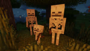 三個 Minecraft 骷髏在夜晚的森林中站在樹下，星星可見。 — 我的世界苦力怕 壁紙