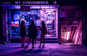 三個人站在一間發光的紫色便利商店和理髮店外，在夜晚。 — 紫色動漫美學 壁紙