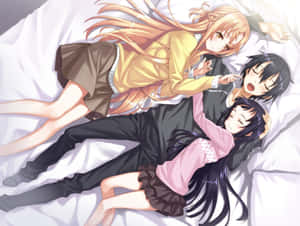 三個動漫女孩在白色床上溫柔擁抱。 — 火影忍者 卡卡西 壁紙
