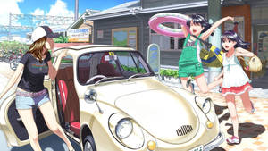三個動漫女孩在陽光燦爛的日子裡，在車站與一輛復古車合影。 — 動漫汽車 壁紙