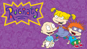 三個來自 Rugrats 的卡通幼兒在紫色背景上微笑玩耍。 — 淘氣小兵兵 壁紙