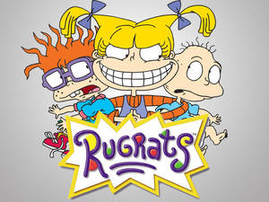 三個動畫幼兒，頭髮蓬亂，咧嘴大笑，圍繞一個色彩繽紛的 Rugrats 標誌。 — 簡約 壁紙