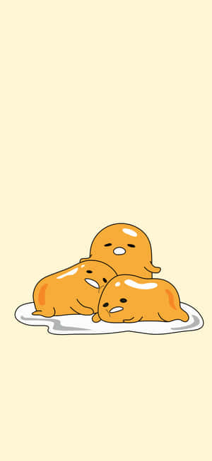 三個睡眼惺忪的 gudetama 角色擠在盤子上。 — 卡通 壁紙