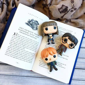 哈利波特 Funko Pop 公仔在關於九又四分之三月台的打開書頁上。 — Funko Pop 壁紙