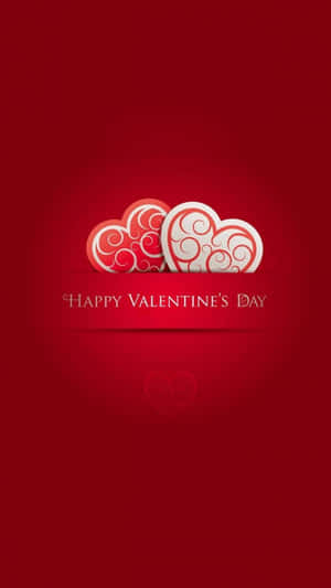 三個帶有漩渦圖案的裝飾心形位於一個寫著 Happy Valentine's Day 的橫幅上方，背景為紅色。 — 情人節快樂 壁紙