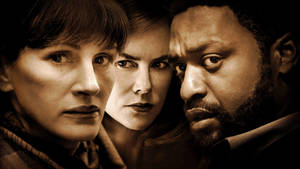 三個嚴肅的面孔在戲劇性的深褐色調特寫肖像中。 — 茱莉亞·羅勃茲 壁紙