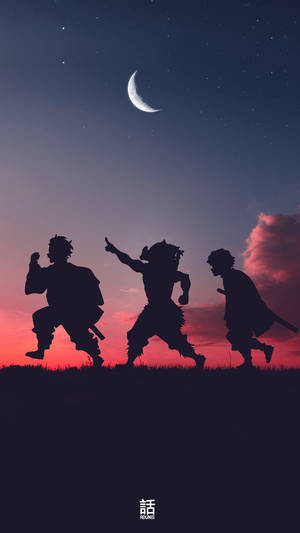 三個動漫戰士在彎月下於黃昏時分衝過山丘。 — 鬼滅之刃 壁紙