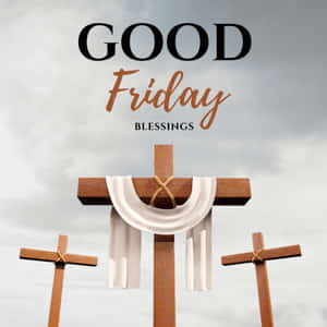 三個木製十字架，中央十字架上披著白布，在陰天下帶有 Good Friday Blessings 文字。 — 耶穌受難日 壁紙