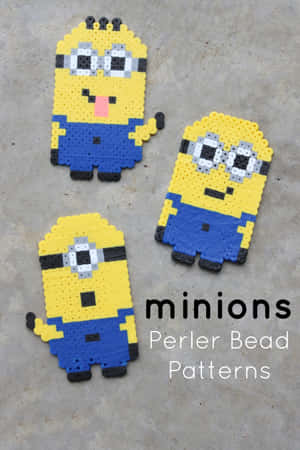 三個用彩色Perler珠子製成的Minion角色放在灰色表面上。 — 小米平板 8 壁紙