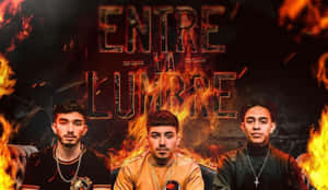三個男人在火焰前面，粗體文字寫著 Entre La Lumbre — 艾斯卡諾 壁紙