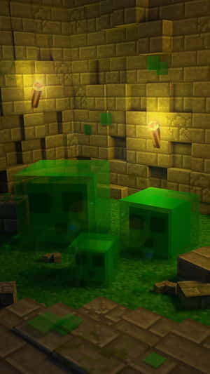 三個發光的綠色爬行者在一個有石牆和火炬的 Minecraft 地牢中。 — 電玩遊戲 GIF 壁紙