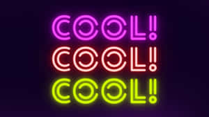 三個發光霓虹燈牌，以紫色、粉紅色和綠色顯示COOL。 — 酷 壁紙