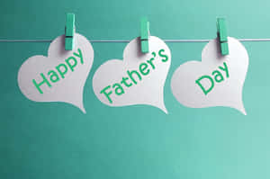 三個心形紙牌寫著「Happy Father's Day」夾在線上。 — 父親節 壁紙