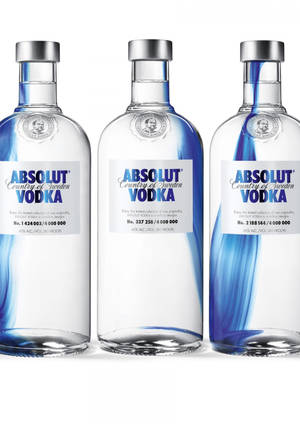 三個帶有藍色漩渦的 Absolut Vodka 酒瓶在白色背景上 — OnePlus Pad 3 壁紙