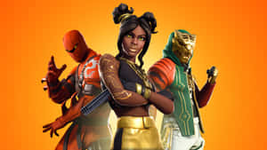 三個穿著彩色服裝的Fortnite角色在橙色背景前自信地擺姿勢。 — 要塞英雄 大逃殺 壁紙
