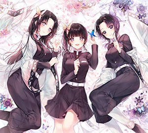 三個穿著校服的動漫女孩被櫻花和蝴蝶包圍。 — 鬼殺隊 善逸 壁紙