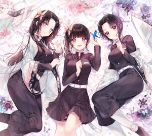 三個穿著校服的動漫女孩被櫻花和蝴蝶包圍。 — 胡蝶カナエ 壁紙