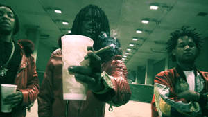 三個穿著紅色外套的男人在室內螢光燈下吸煙。 — Chief Keef 壁紙