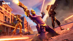 三個 Fortnite 角色在陽光明媚的城市街道上發射發光武器。 — 酷炫的《要塞英雄》 壁紙
