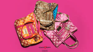三個Coach Poppy手提包，分別為粉紅色、橙色和米色，帶有金色五金配件，置於亮粉紅色背景上。 — 教練 壁紙