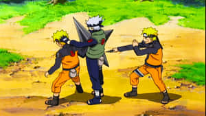 三個動漫忍者角色在長滿草的泥路上擺出戰鬥姿勢。 — 火影忍者 卡卡西 壁紙