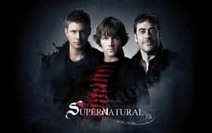 三個身穿深色外套的男人，帶有超自然符號和標題 Supernatural。 — 超自然 壁紙