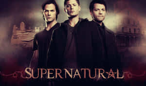 三個身穿深色衣服的男人，站在名為『Supernatural』的鬼屋和墓地前。 — 鬼滅之刃標誌 壁紙