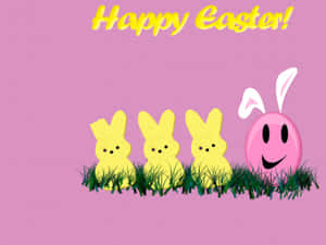 三個黃色兔子糖果和一個粉紅色微笑蛋在草地上，帶有「Happy Easter!」文字。 — 復活節快樂 壁紙
