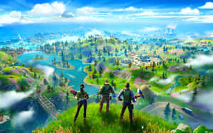 三名遊戲玩家從長滿青草的山頂俯瞰色彩繽紛的 Fortnite 島嶼。 — 要塞英雄 大逃殺 壁紙