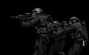 三名身穿戰術裝備的武裝士兵在黑色背景下瞄準武器。 — 炎炎消防隊 壁紙
