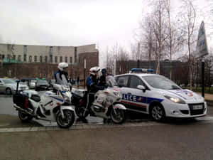 警察與摩托車及汽車在濕漉漉的城市人行道上 — 警察 GIF 壁紙
