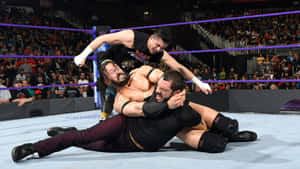 三名摔角手在摔角擂臺內與歡呼的粉絲交戰。 — WWE GIF 壁紙