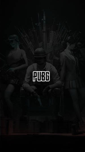 三名PUBG遊戲角色坐在王座上，周圍環繞著槍械，處於黑暗環境中。 — Off white 標誌 壁紙