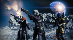 三名身穿盔甲的未来士兵手持武器，在一個積雪的外星世界中，地球清晰可見。 — 天命2 壁紙