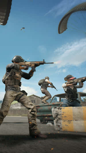 士兵在戰鬥中開火，天空中有降落傘。 — Pixel 3 壁紙