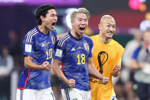 三名日本足球運動員以喜悅的表情慶祝進球。 — 日本 壁紙