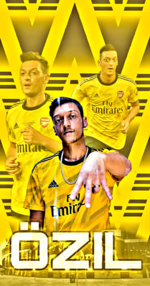 三名兵工廠足球員身穿黃色球衣，帶有 'ÖZIL' 文字，在幾何黃色背景上。 — Pixel Fold 壁紙