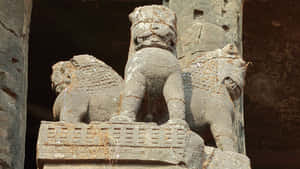 三尊雕刻石獅守護著古老寺廟的入口。 — 洞穴 壁紙