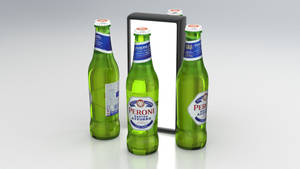 三支綠色 Peroni 啤酒瓶放置在一個空白帶框鏡子周圍，置於白色表面上。 — 啤酒 壁紙