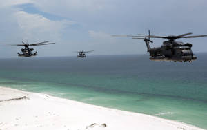 三架軍用直升機低飛過熱帶海灘和海洋。 — 軍事動圖 壁紙