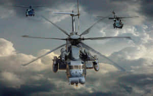 三架軍用直升機在多雲天空中編隊飛行。 — 暗色 壁紙